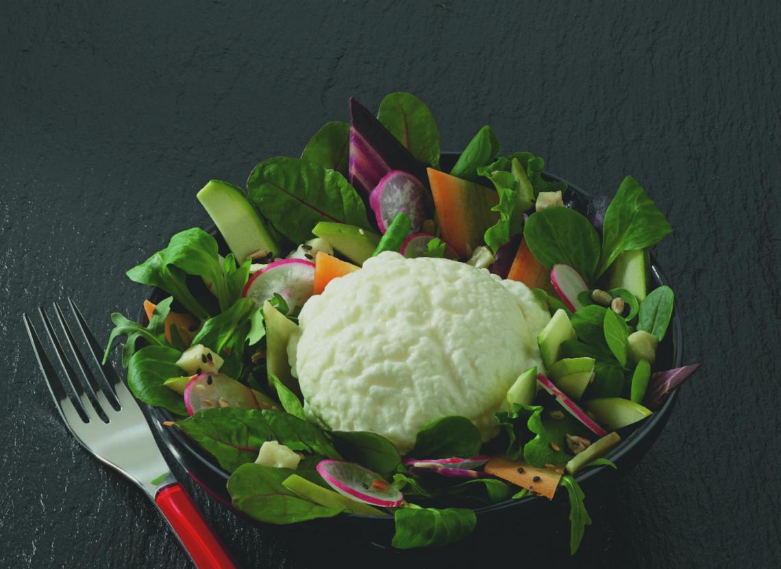 Salade gourmande de jeunes pousses accompagnée de sa mousse de Camembert