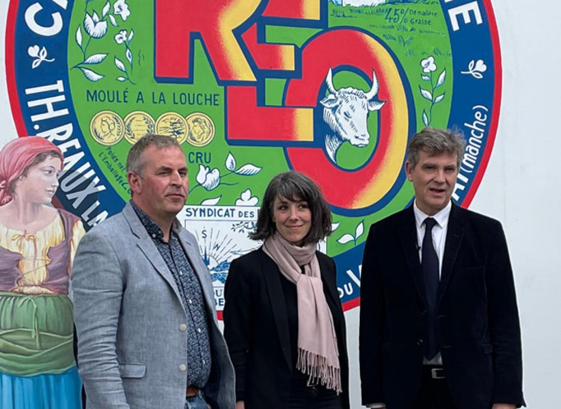 Arnaud Montebourg visite la Fromagerie Réo en Normandie, David Aubrée directeur de la Fromagerie Réo et Stéphanie Maubé maire de Lessay