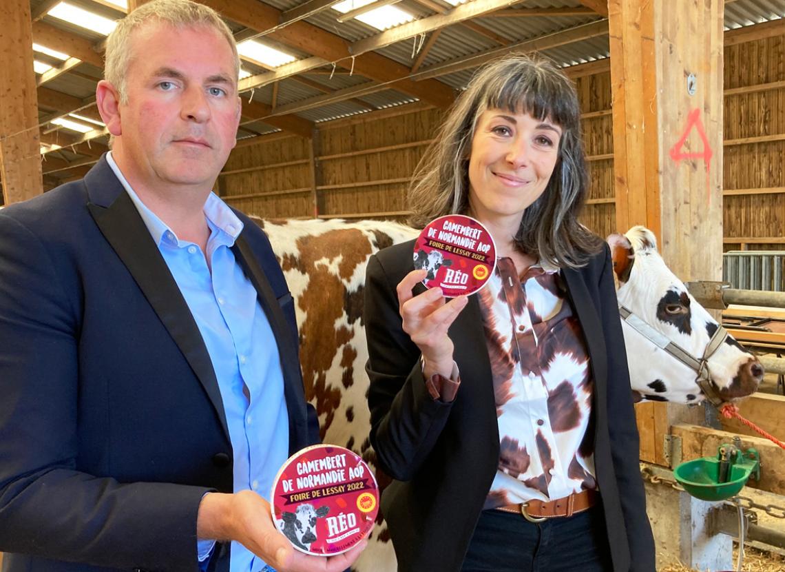  Camembert de Normandie AOP Réo édition spéciale limitée Foire Lessay septembre 2022 Manche - Stéphanie Maubé Maire de Lessay et David Aubrée DIrecteur de la Fromagerie Réo