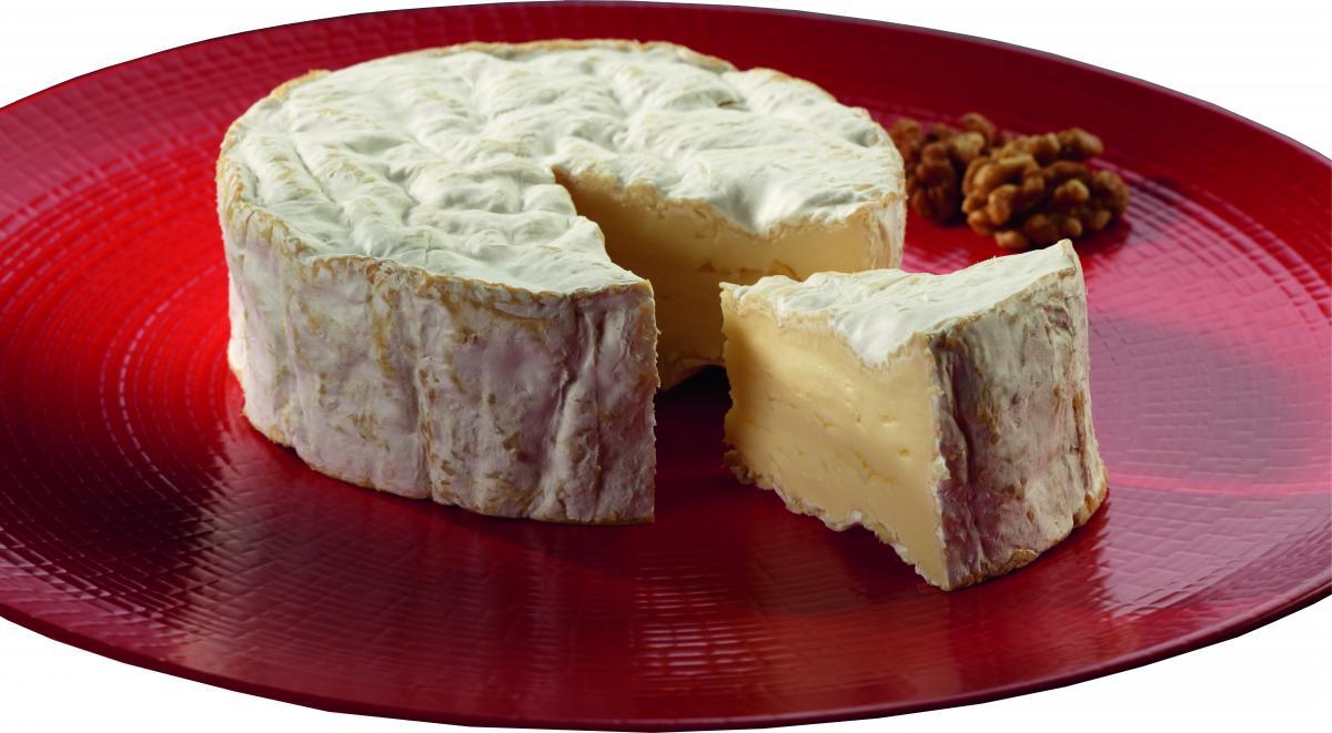 Image d'un camembert avec une part découpée dans une assiette