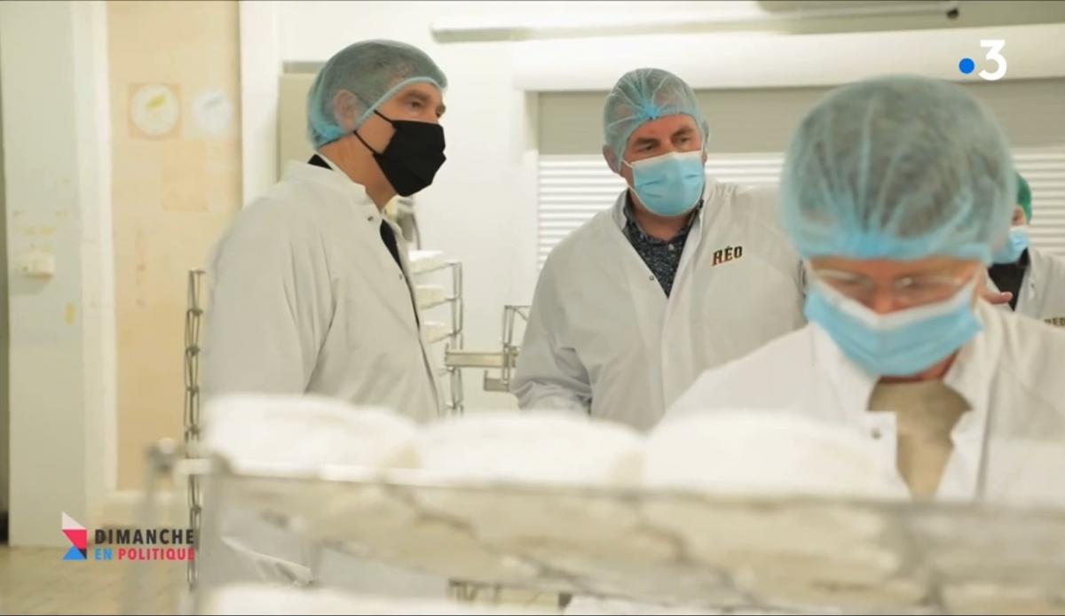 Arnaud MONTEBOURG visite la Fromagerie Réo à Lessay, fabrication du Camembert de Normandie AOP au lait cru et moulé à la main